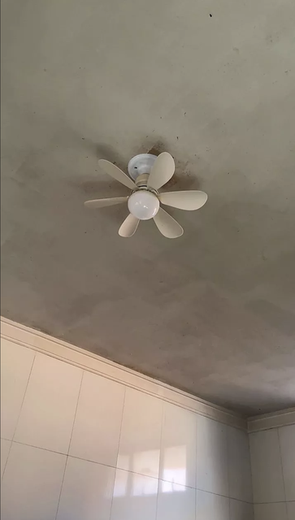 Photo envoyée par la cliente : le ventilateur LumiFan monté au plafond d'une pièce